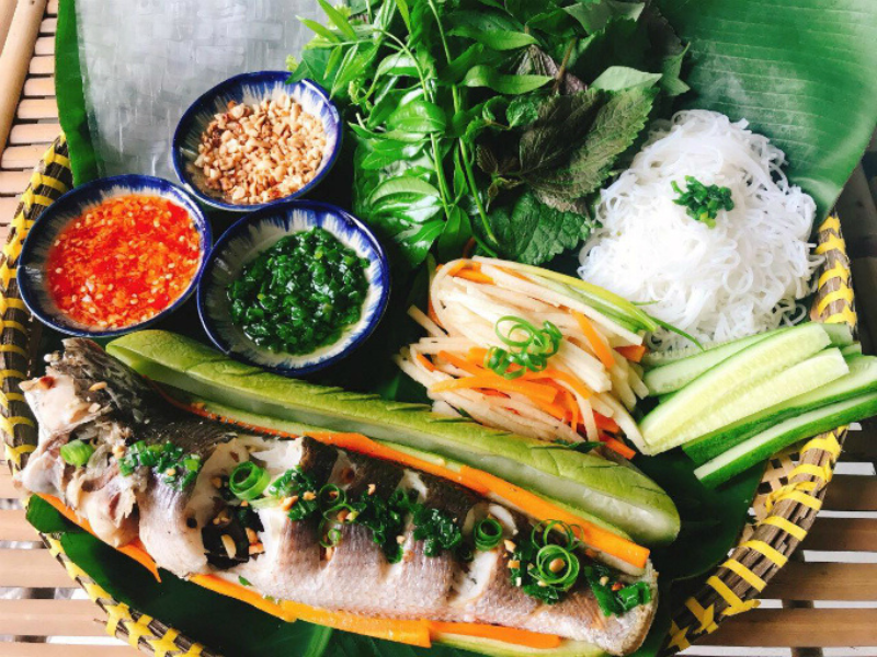 Công thức cá hấp cuốn bánh tráng chuẩn vị – Món ngon thanh đạm ăn là ghiền 5 Mẹt cá hấp cuốn bánh tráng chuẩn vị miền Trung
