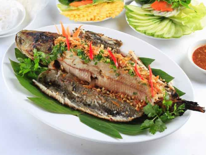 Công thức cá hấp cuốn bánh tráng chuẩn vị – Món ngon thanh đạm ăn là ghiền 2 cá lóc hấp cuốn bánh tráng trình bày đẹp mắt trên đĩa