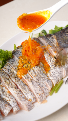 Cá vược hấp Đà Nẵng ít calo nhiều đạm ở Ocean Pot Đà Nẵng 5 Việc kết hợp sốt Sambal giúp cân bằng hoàn hảo giữa tính thanh nhẹ của đồ hấp và sự bùng nổ của hương vị